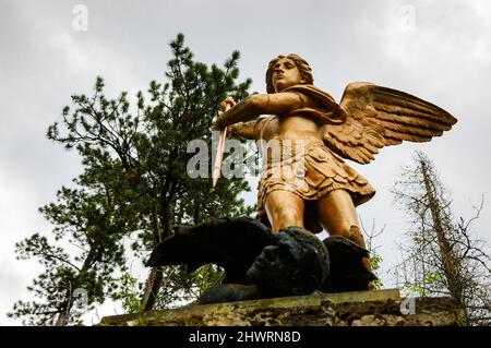 San Michele sconfigge Satana. Sculture del parco nella zona del lago di Annecy. Duingt, Francia. Il buon trionfo sul concetto del male. Foto Stock