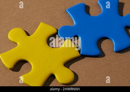 due pezzi di seghetto alternativo con i colori della bandiera ucraina su sfondo marrone Foto Stock