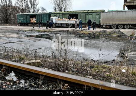 Gli uomini scaricano gli aiuti umanitari inviati da residenti di Lviv, Zaporizhzhia, Ucraina sudorientale. L'Ucraina batte la Russia da giovedì 24 febbraio. Marzo 5, 2022. Foto di Dmytro Smolyenko/Ukrinform/ABACAPRESS.COM Foto Stock