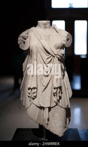 Statua di una donna danzante della città antica di Pergamon, metà del 2nd a.C. Museo Archeologico di Istanbul, Turchia. Foto Stock