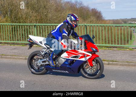 2004 rosso bianco blu Honda CBR Fireblade 1000RR, RR-4 moto; motociclista; trasporto a due ruote, moto, Auto, strade, moto, motociclisti motociclisti automobilistici a Chorley, Regno Unito Foto Stock