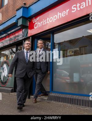 Il leader del DUP Sir Jeffrey Donaldson (a destra) con il suo collega di partito Edwin Poots MLA presso l'ufficio del collegio elettorale dell'ex collega Christopher Stalford MLA, morto improvvisamente in febbraio, per annunciare che il signor Poots riempirà il suo seggio elettorale. Foto Stock