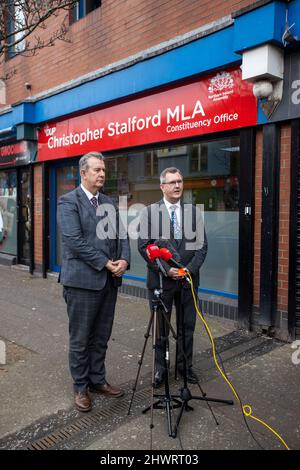 Il leader del DUP Sir Jeffrey Donaldson (a destra) con il suo collega di partito Edwin Poots MLA presso l'ufficio del collegio elettorale dell'ex collega Christopher Stalford MLA, morto improvvisamente in febbraio, per annunciare che il signor Poots riempirà il suo seggio elettorale. Foto Stock