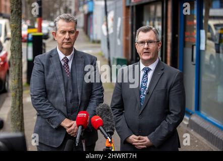 Il leader del DUP Sir Jeffrey Donaldson (a destra) con il suo collega di partito Edwin Poots MLA presso l'ufficio del collegio elettorale dell'ex collega Christopher Stalford MLA, morto improvvisamente in febbraio, per annunciare che il signor Poots riempirà il suo seggio elettorale. Foto Stock