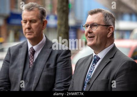 Il leader del DUP Sir Jeffrey Donaldson (a destra) con il suo collega di partito Edwin Poots MLA presso l'ufficio del collegio elettorale dell'ex collega Christopher Stalford MLA, morto improvvisamente in febbraio, per annunciare che il signor Poots riempirà il suo seggio elettorale. Foto Stock