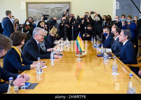 Vilnius, Lituania. 07th Mar 2022. Il presidente lituano Gitanas Nauseda (L) e il segretario di Stato degli Stati Uniti Antony Blinken (R) si riuniscono a Vilnius (Lituania) lunedì 7 marzo 2022. Nauseda e Blinken hanno discusso dell'invasione militare della Russia in Ucraina, dell'assistenza all'Ucraina, della situazione della sicurezza in Europa e del rafforzamento delle capacità di difesa della NATO negli Stati baltici, compresa la presenza militare degli Stati Uniti nella regione. Foto di Ufficio Presidenziale lituano/ credito: UPI/Alamy Live News Foto Stock