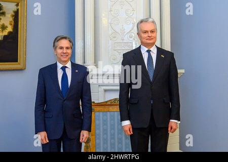 Vilnius, Lituania. 07th Mar 2022. Il Segretario di Stato degli Stati Uniti Antony Blinken (L) e il Presidente lituano Gitanas Nauseda (R) si riuniscono a Vilnius (Lituania) lunedì 7 marzo 2022. Nauseda e Blinken hanno discusso dell'invasione militare della Russia in Ucraina, dell'assistenza all'Ucraina, della situazione della sicurezza in Europa e del rafforzamento delle capacità di difesa della NATO negli Stati baltici, compresa la presenza militare degli Stati Uniti nella regione. Foto di Ufficio Presidenziale lituano/ credito: UPI/Alamy Live News Foto Stock