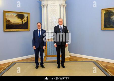 Vilnius, Lituania. 07th Mar 2022. Il Segretario di Stato degli Stati Uniti Antony Blinken (L) e il Presidente lituano Gitanas Nauseda (R) si riuniscono a Vilnius (Lituania) lunedì 7 marzo 2022. Nauseda e Blinken hanno discusso dell'invasione militare della Russia in Ucraina, dell'assistenza all'Ucraina, della situazione della sicurezza in Europa e del rafforzamento delle capacità di difesa della NATO negli Stati baltici, compresa la presenza militare degli Stati Uniti nella regione. Foto di Ufficio Presidenziale lituano/ credito: UPI/Alamy Live News Foto Stock