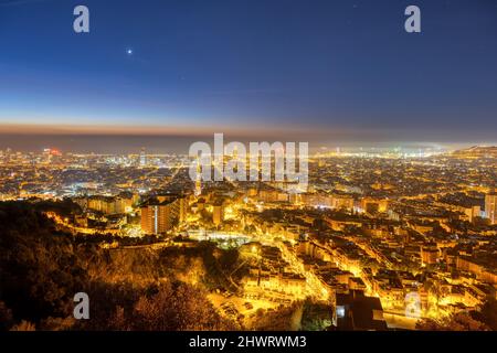 Lo skyline di Barcellona di notte in Spagna Foto Stock