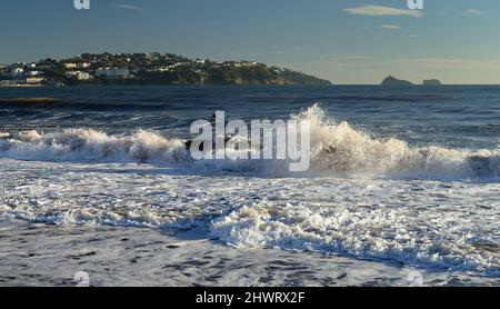 Ondate di schiuma sulla spiaggia di Preston a Paignton, nel Devon meridionale, guardando verso Torquay. Foto Stock