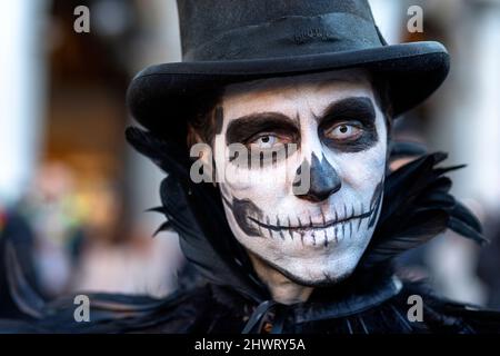 Uomo in un bel costume e maschera che posa al carnevale di Venezia. St  Piazza Marco, Venezia Foto stock - Alamy