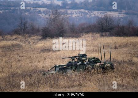 Lest, Slovacchia. 07th Mar 2022. 2022 Sabre Strike International Exercise in Military base Lest, Slovacchia, 7 marzo 2022. Nella foto sono raffigurati veicoli da combattimento corazzati a otto ruote Stryker. Credit: Ondrej Deml/CTK Photo/Alamy Live News Foto Stock