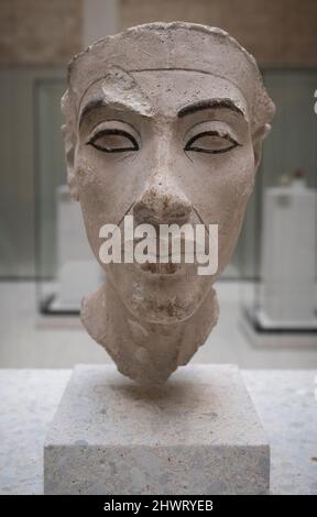 Capo della Pharoah Akhenaten nella collezione egiziana del Neues Museum, a Berlino, Germania. Foto Stock