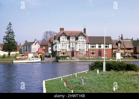 Swan Inn, Horning, accanto al fiume Bure, Norfolk, Inghilterra. 1964 Foto Stock