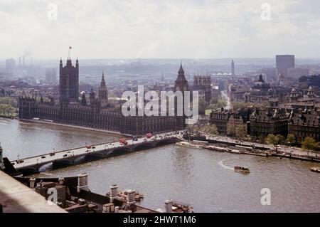 Houses of Parliament, London and Westminster Bridge, 1963 con l'abbazia di Westminster e la cattedrale e la centrale elettrica di Battersea Foto Stock