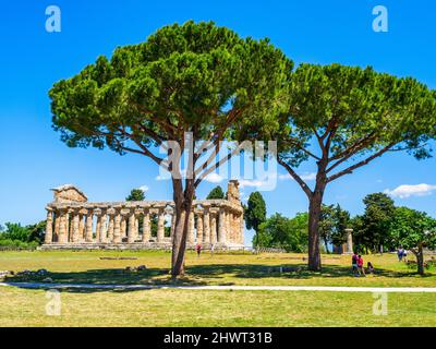 Il tempio greco in stile dorico di Atena - Area archeologica di ​​Paestum - Salerno, Italia Foto Stock