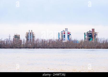 BRIDGE CITY, LA, USA - 3 MARZO 2022: Centrali elettriche Entergy a Ninemile Point sul fiume Mississippi vicino a New Orleans Foto Stock