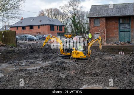 Lavori di restauro in corso su un bacino del canale e su edifici adiacenti di magazzini da parte di volontari a Wappenshall, Telford, Shropshire UK Foto Stock