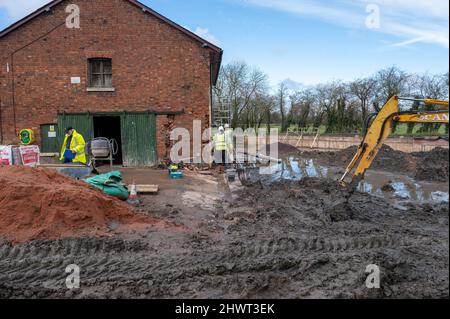 Lavori di restauro in corso su un bacino del canale e su edifici adiacenti di magazzini da parte di volontari a Wappenshall, Telford, Shropshire UK Foto Stock