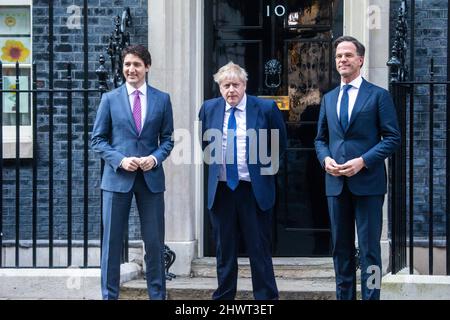 Londra, Inghilterra, Regno Unito. 7th Mar 2022. IL primo ministro britannico BORIS JOHNSON pone con il primo ministro del Canada JUSTIN TRUDEAU e il primo ministro dei Paesi Bassi MARCANO RUTTE fuori 10 Downing Street prima della conferenza stampa congiunta. (Credit Image: © Tayfun Salci/ZUMA Press Wire) Foto Stock