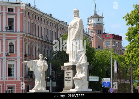 KIEV, UCRAINA - 1 MAGGIO 2011: Questo è un monumento alla principessa Olga, all'apostolo Andrea, a San Cirillo e a San Metodio, che è installato sul Mikhayovska Foto Stock