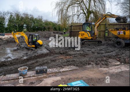 Lavori di restauro in corso su un bacino del canale e su edifici adiacenti di magazzini da parte di volontari a Wappenshall, Telford, Shropshire UK Foto Stock