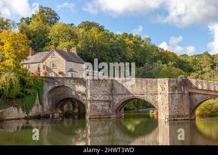 Ludford Bridge sul fiume Teme e il Charlton Arms Ludlow Shropshire Regno Unito Foto Stock