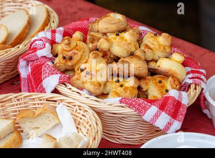 divertente litte maiale faccia tradizionale ungherese pasticceria pogacsa in un cestino Foto Stock