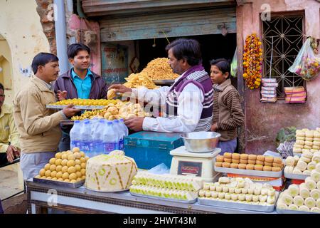 India Madhya Pradesh Orchha. Bancarella di Street food Foto Stock