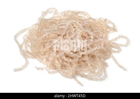 Un mucchio di noodle di patate dolci coreane cotte si avvicina isolato su sfondo bianco Foto Stock