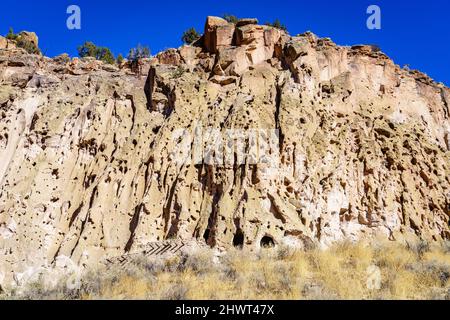 Una vista della scogliera principale del Monumento Nazionale di Bandelier che mostra le abitazioni rupestri Foto Stock