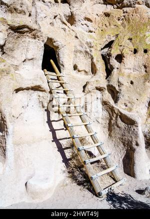 Cavates - cavità naturali nella parete della scogliera espanso dai puebloans ancestrali Foto Stock