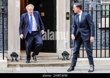 Londra, Regno Unito. 07th Mar 2022. Mark Rutte arriva ed è accolto da Boris Johnson. Il primo ministro britannico Boris Johnson saluta prima il PM olandese Mark Rutte, poi il Premier canadese Justin Trudeau, e incontra entrambi a 10 Downing Street prima che tutti e tre posino per una foto e partano per una conferenza stampa. Credit: Imagplotter/Alamy Live News Foto Stock