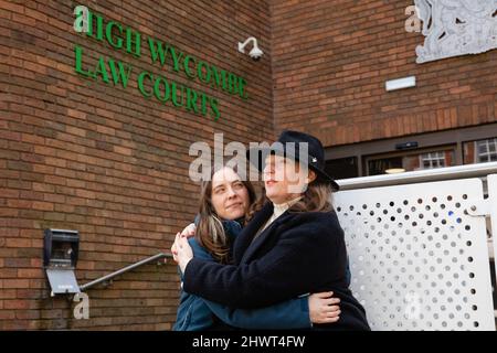 High Wycombe, Regno Unito. 7th marzo 2022. Stop HS2 gli attivisti abbracciano fuori dal tribunale dei magistrati di High Wycombe. Quattro attivisti sono stati assolti da una violazione aggravata in relazione ad una protesta in un luogo di bellezza nel Denham Country Park nel luglio 2020, inteso a prevenire la caduta di un albero di ontano maturo durante i lavori di rilocalizzazione del pilone elettrico per il collegamento ferroviario ad alta velocità HS2. Un attivista (non raffigurato) è stato condannato per assalto. Credit: Mark Kerrison/Alamy Live News Foto Stock