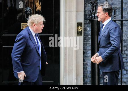 Londra, Regno Unito. 07th Mar 2022. Mark Rutte arriva ed è accolto da Boris Johnson. Il primo ministro britannico Boris Johnson saluta prima il PM olandese Mark Rutte, poi il Premier canadese Justin Trudeau, e incontra entrambi a 10 Downing Street prima che tutti e tre posino per una foto e partano per una conferenza stampa. Credit: Imagplotter/Alamy Live News Foto Stock