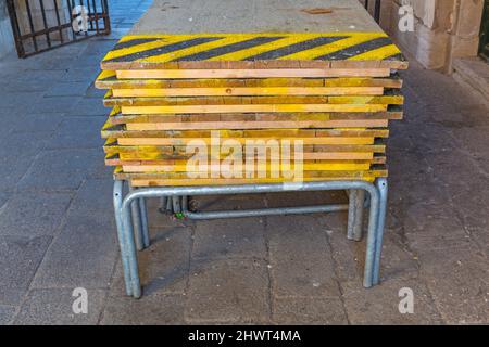 Piattaforme Raised Walkway pronte per i Flood a Venezia Foto Stock