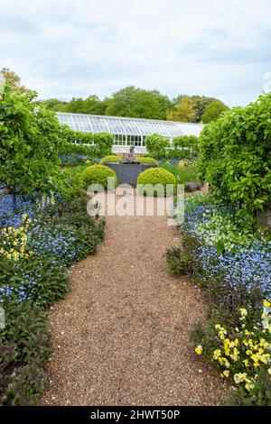 Flower Borders, fontana ornamentale e replica vittoriana serra nel Giardino della cucina, Arundel Castello, West Sussex, Inghilterra, Regno Unito Foto Stock