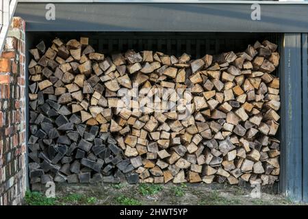 una grande apertura nella fondazione di una casa per immagazzinare legna da ardere tagliata per il freddo invernale Foto Stock