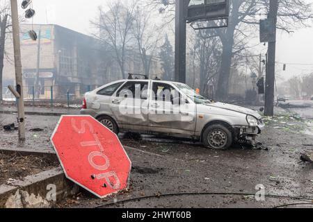 Kiev, Ucraina. 2nd Mar 2022. Un'auto distrutta nel mezzo della strada di Kyiv a seguito di un attacco di bombardamento russo alla città, mentre le forze russe lanciano un'invasione su vasta scala dell'Ucraina dal febbraio 24th. (Credit Image: © Mykhaylo Palinchak/SOPA Images via ZUMA Press Wire) Foto Stock