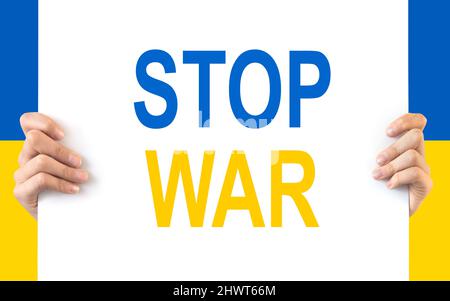 Stop war messaggio scritto su un bordo con colore bandiera Ucraina, pace protesta illustrazione Foto Stock