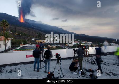 Tajuya, 26 ottobre 2021: Giornalisti che coprono l'eruzione vulcanica di Cumbre Vieja. El Paso. La Palma. Isole Canarie. Spagna. Foto Stock