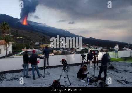 Tajuya, 26 ottobre 2021: Giornalisti che coprono l'eruzione vulcanica di Cumbre Vieja. El Paso. La Palma. Isole Canarie. Spagna. Foto Stock