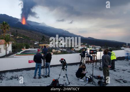 Tajuya, 26 ottobre 2021: Giornalisti che coprono l'eruzione vulcanica di Cumbre Vieja. El Paso. La Palma. Isole Canarie. Spagna. Foto Stock