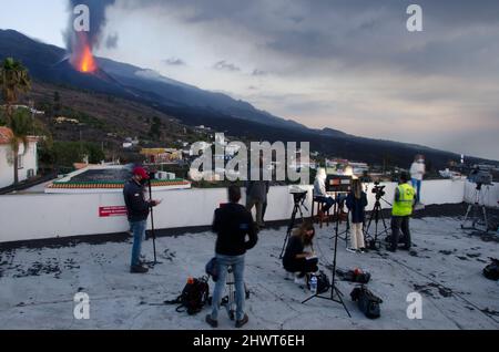 Tajuya, 26 ottobre 2021: Giornalisti che coprono l'eruzione vulcanica di Cumbre Vieja. El Paso. La Palma. Isole Canarie. Spagna. Foto Stock