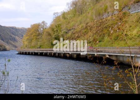 A85 strada costruita su acqua, Loch awe, Argyll & Bute, Scozia Foto Stock