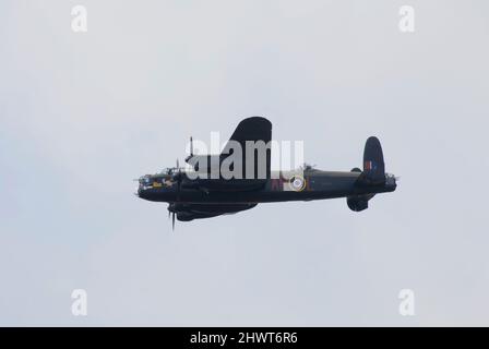 RAF Bomber Command Avro Lancaster Aircraft del RAF Memorial Flight presso un'esposizione aerea all'aeroporto di Biggin Hill Foto Stock