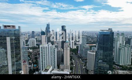 Vista aerea del traffico tranquillo su Sudirman Street con grattacieli durante il fine settimana nella città di Giacarta. Jakarta, Indonesia, 8 marzo 2022 Foto Stock