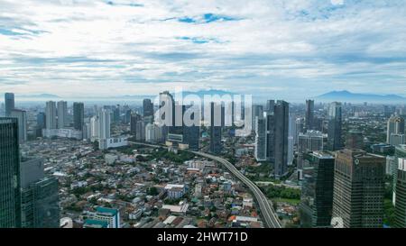 Vista aerea del traffico tranquillo su Sudirman Street con grattacieli durante il fine settimana nella città di Giacarta. Jakarta, Indonesia, 8 marzo 2022 Foto Stock