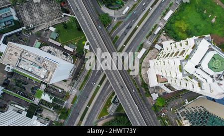 Vista aerea del traffico tranquillo su Sudirman Street con grattacieli durante il fine settimana nella città di Giacarta. Jakarta, Indonesia, 8 marzo 2022 Foto Stock