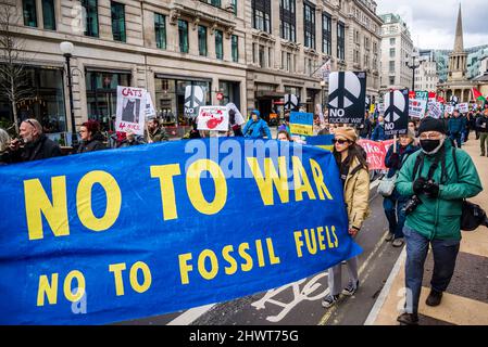 "No alla guerra, no ai combustibili fossili", manifestazione Stop the War organizzata da Stop the War Coalition, Londra, UK, 6th marzo 2022 Foto Stock